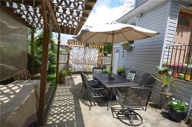 Building Photo - 258 Rakoczy Ave