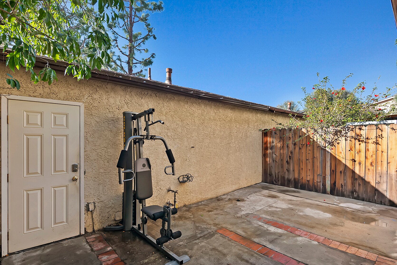 Building Photo - 8707 Cedros Ave