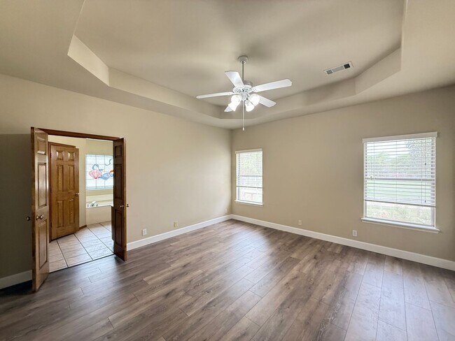 Building Photo - Right On The Green- 3 Bedroom Updated Home on Battle Creek