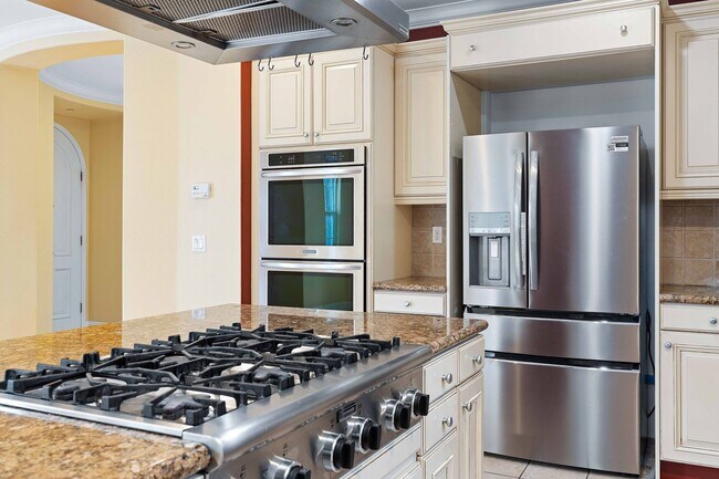 Building Photo - Spacious 3 Bedroom, 3 Bathroom Home with P...
