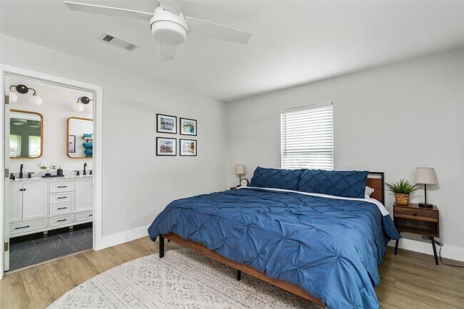 Building Photo - 11807 Oakwood Dr