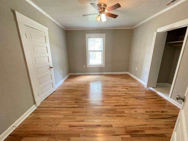 Building Photo - Stunning, renovated 7br home in the heart ...