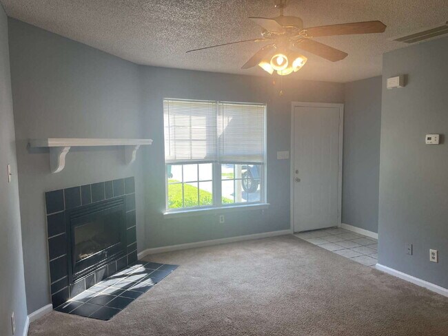 Building Photo - Two Bedroom, 1.5 Bath Townhome-201 Mesa Ln.