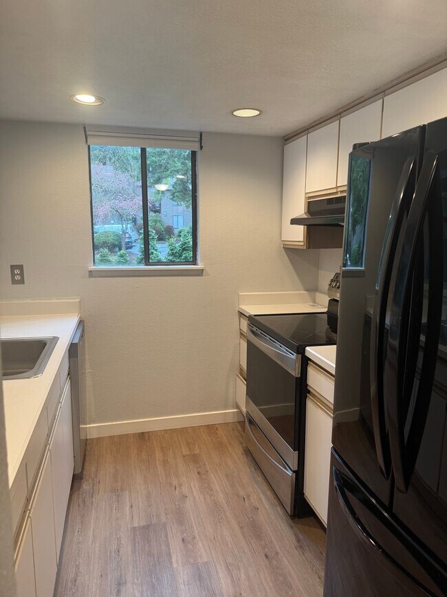 Building Photo - Condo near the beach - top floor