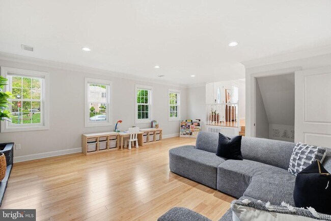 Building Photo - 510 Moat Way