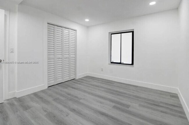 Building Photo - 3 bedroom in Miami FL 33168