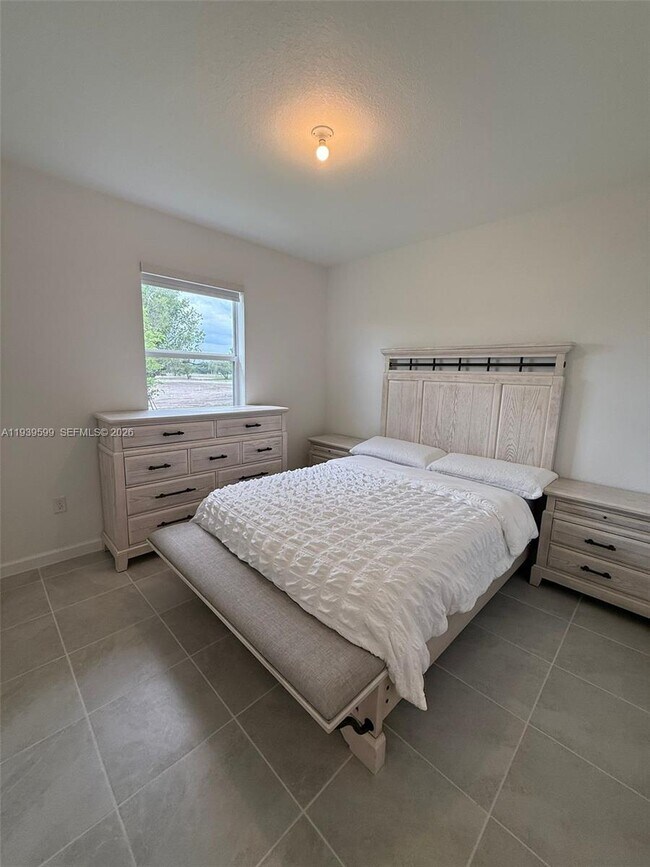 Building Photo - 2832 SE 23rd Ave