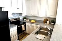 Building Photo - 2 bedroom, 1 bath, upper level unit