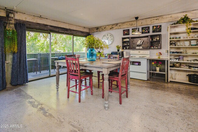 Building Photo - 353 E Thomas Rd