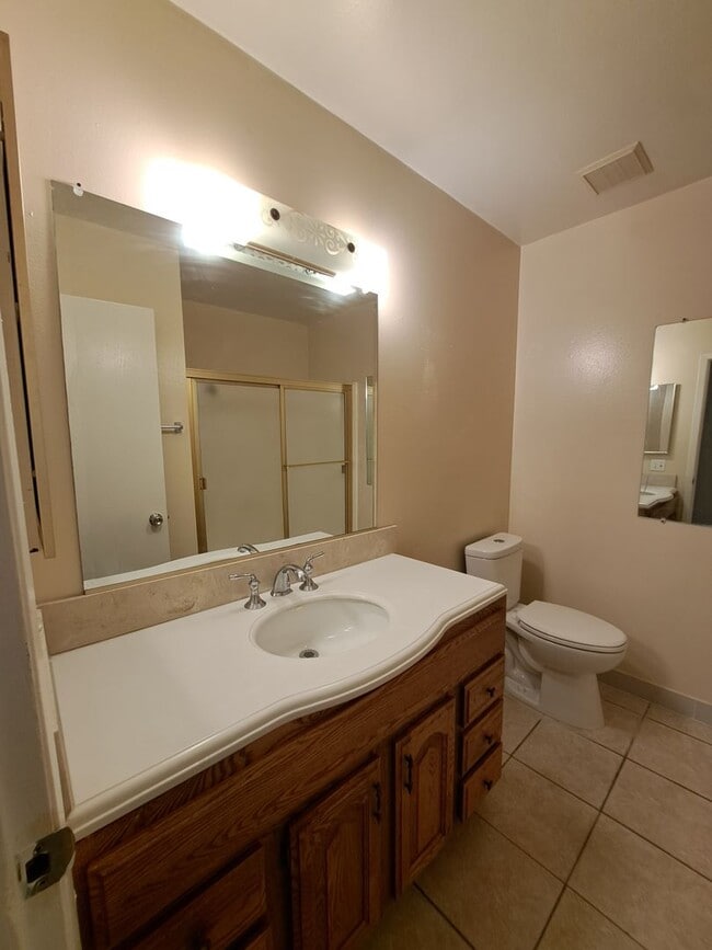 Building Photo - Beautiful Condo!