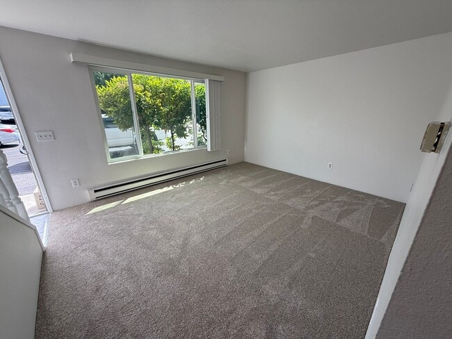Building Photo - Fully Remodeled 2-Bedroom in Quiet Everett Four-Plex