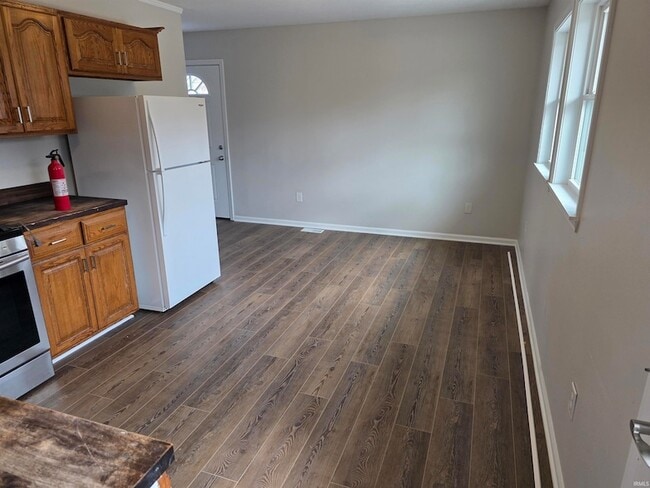 Building Photo - 1523 W 8th St