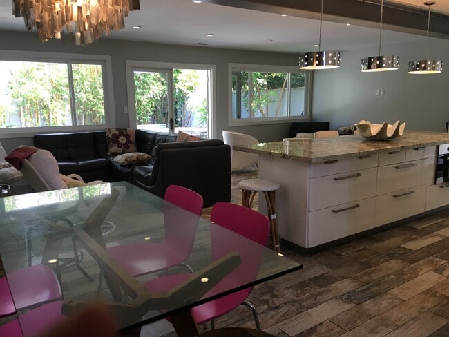 Open floorplan kitchen & living room, opening up to backyard, hot tub, & pool - 506 Anderson St