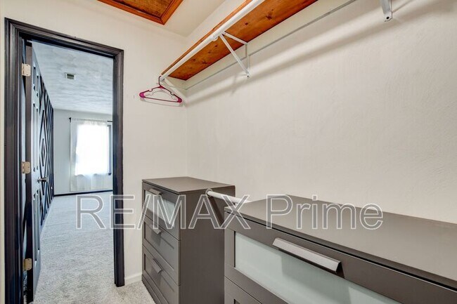 Building Photo - 412 Saddle Ct