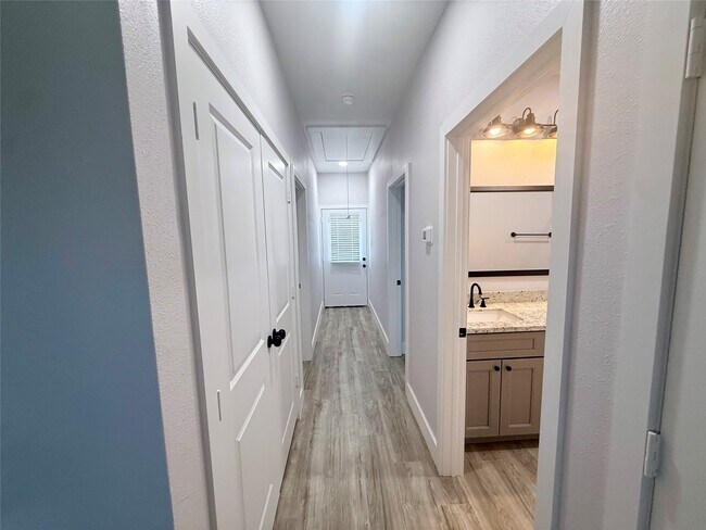 Building Photo - 9508 Quaker Ct