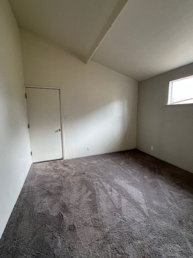 Building Photo - 2 Bedroom 1 Bath with W/D Hook Ups!