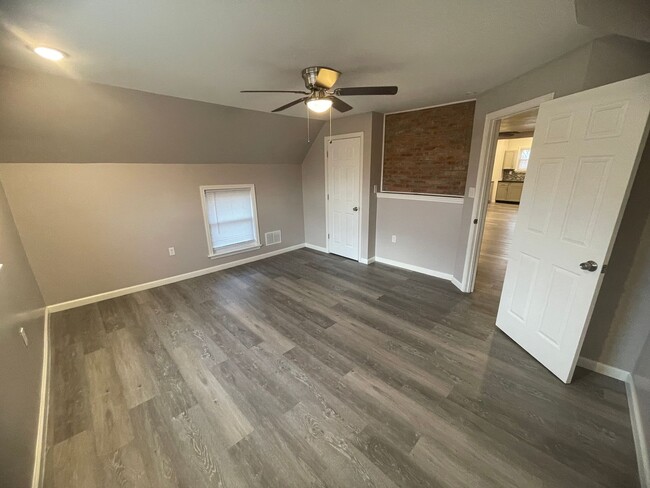 Building Photo - 2 bedroom Apartment in Mt Washington!