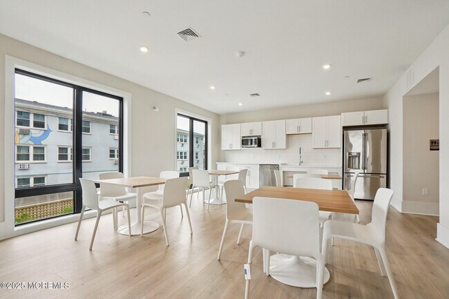 Building Photo - 218 3rd Ave