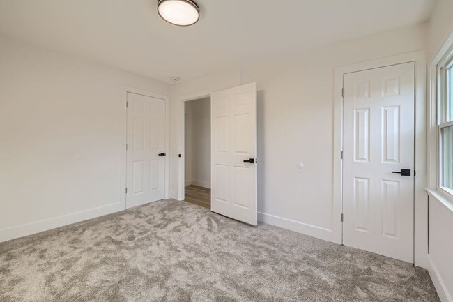 Building Photo - 2 bed/1 bath updated duplex