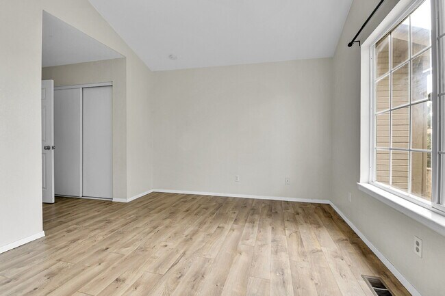 Building Photo - $1,775 - 2 Bed, 2.5 Bath End Unit in Auror...
