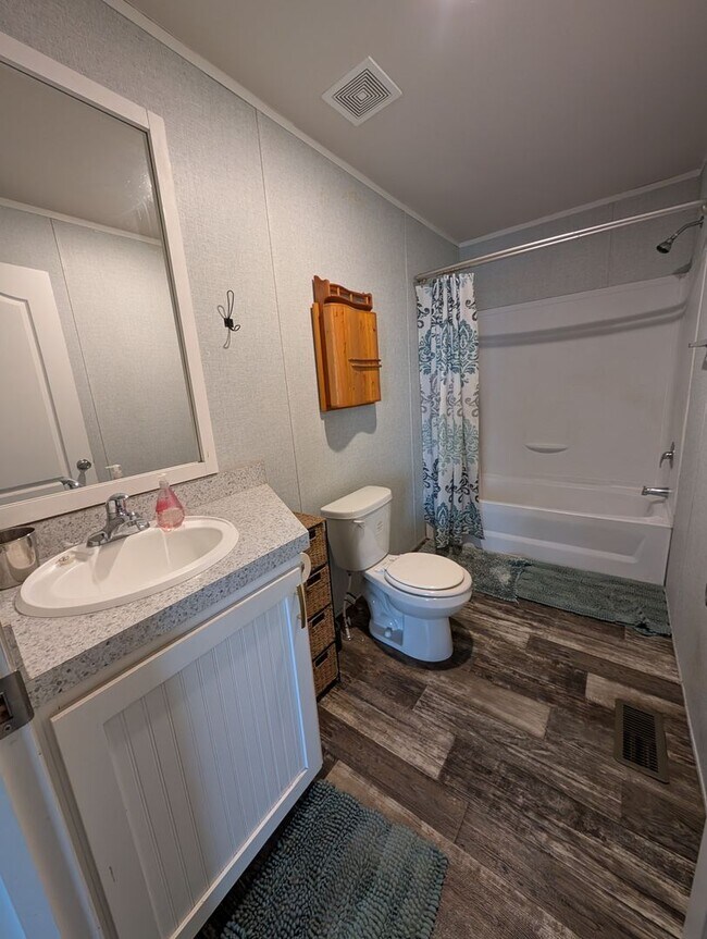 Building Photo - 820 Crest Dr