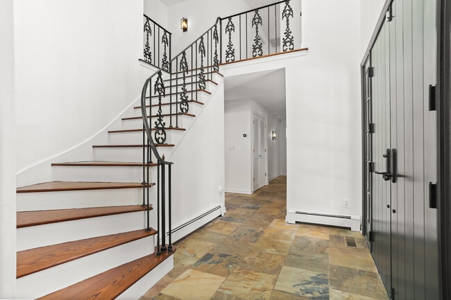 Building Photo - 11 Partrick Ln