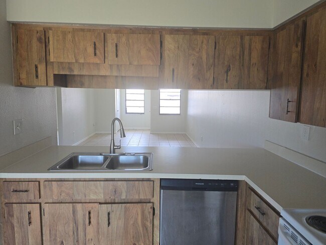 Building Photo - Updated 2 bed 1 bath end unit Condo