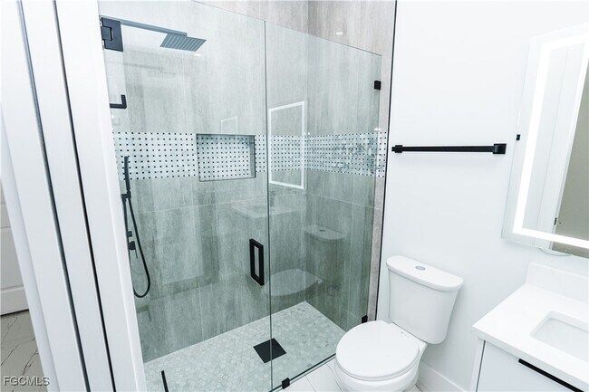 Building Photo - 903 NE 23rd St