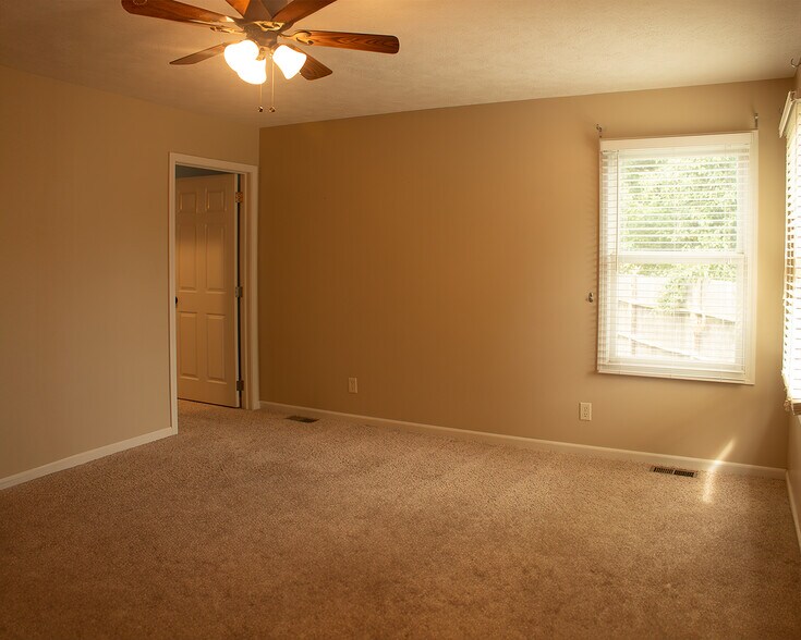 Primary Bedroom - 2142 Oxford Dr