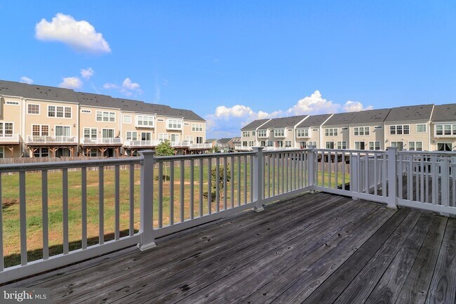 Building Photo - 439 Foxglove Way