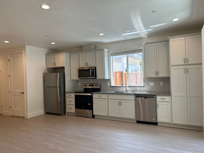 Building Photo - Coming soon! Lower unit  2 bed 1 bath townhome with attached garage