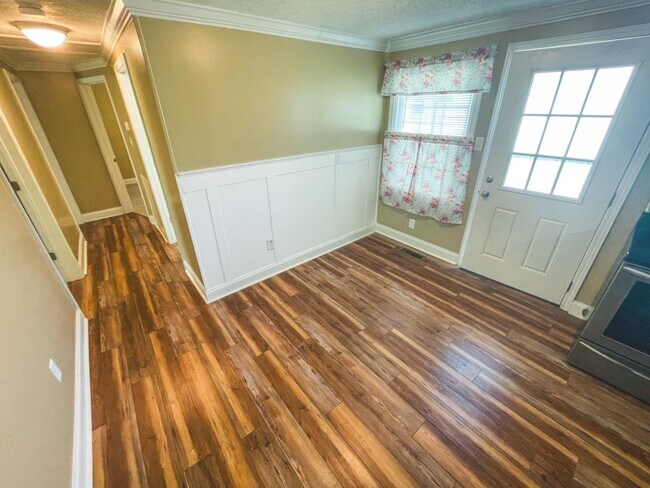 Building Photo - 1206 Golf St