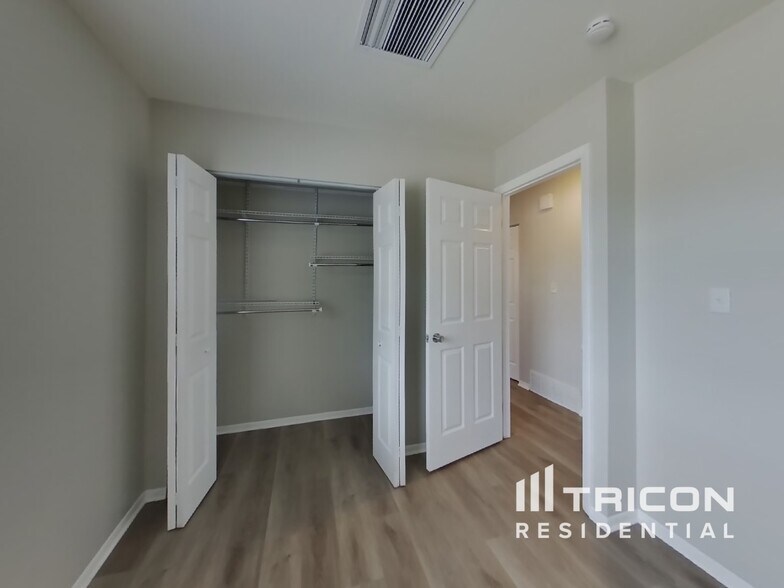 Building Photo - 6640 Brook Forest Dr