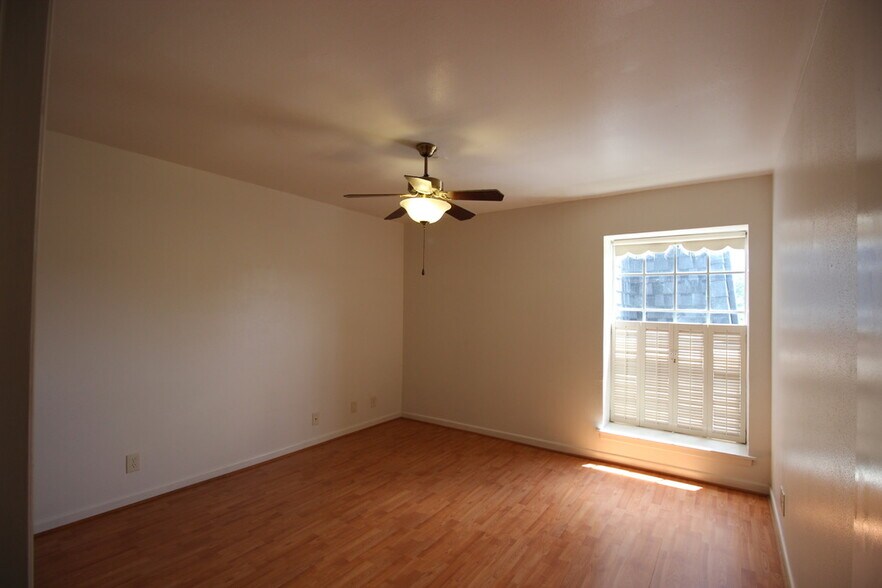 Building Photo - 8401 N New Braunfels Ave