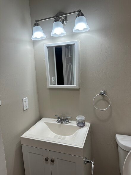 Building Photo - 574 W Loch Lomond Dr