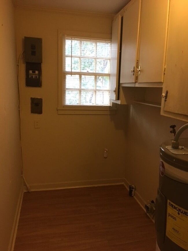 Building Photo - 2 bedroom 1 bath close to VSU and downtown