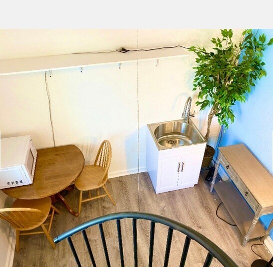 Table, chair and sink - 372 Chaucer Dr