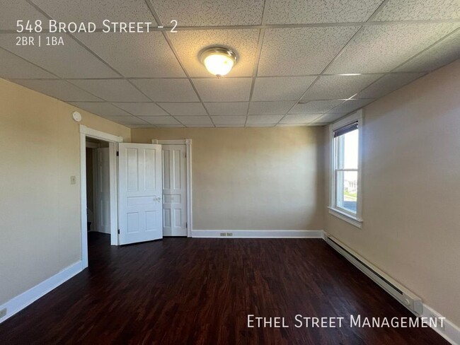 Building Photo - Newly-Updated Two Bedroom Apartment in Naz...