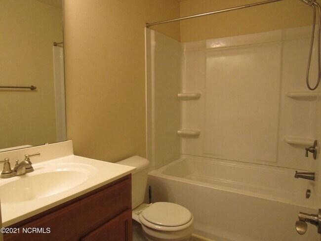 Building Photo - 2 BR 1.5 BA In Boyington Place