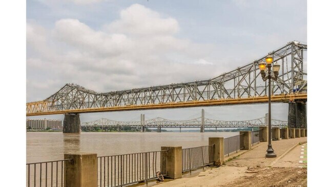 Building Photo - 633 E Main St