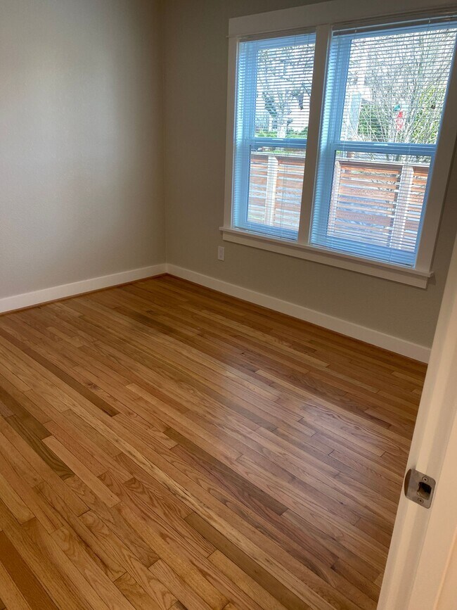 Building Photo - Modern Vintage Alberta Arts  1250sqft 1BR-...