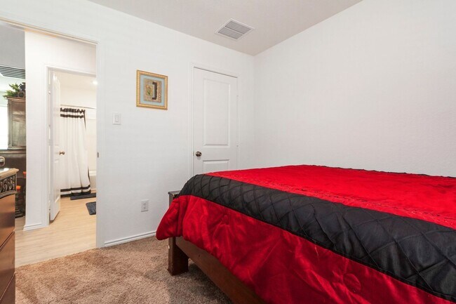 Building Photo - Charming 3BR House in San Antonio