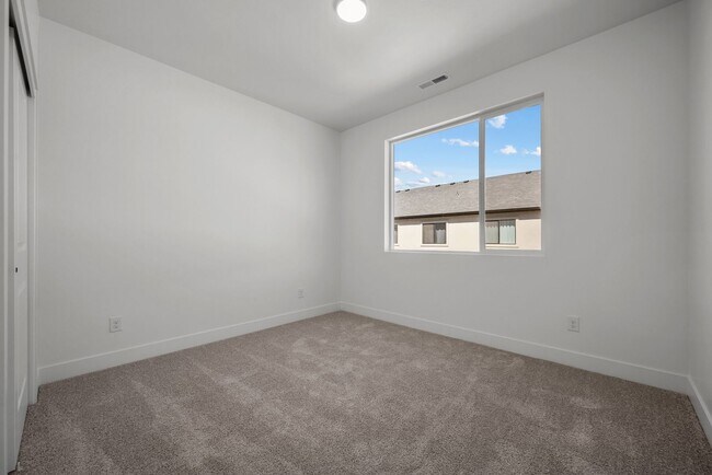 Building Photo - Brand-New 3 Bed, 2 Bath Townhome in Spanish Fork!