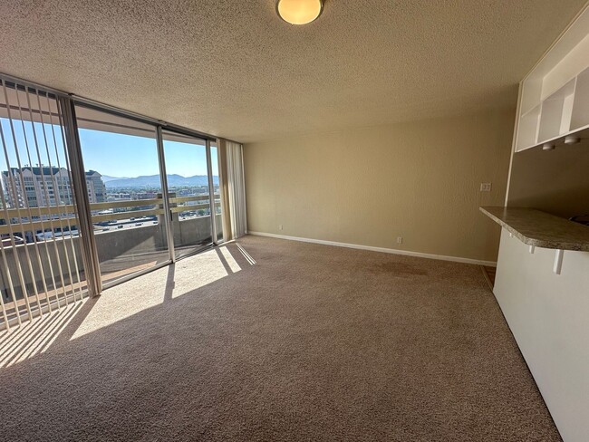 Building Photo - 1 bed, 1 bath in the heart of Downtown Reno!