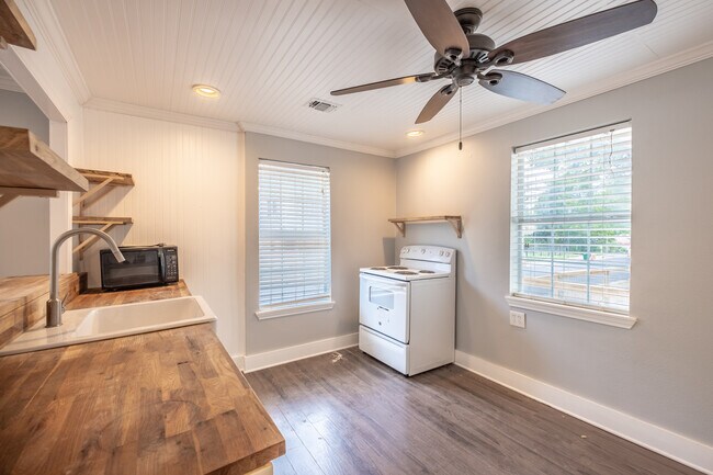 Building Photo - Charming East Austin 2BR w/ Character & Walkable Location