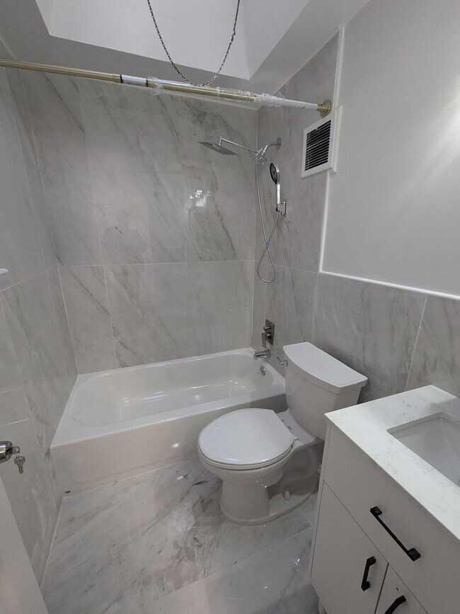 Building Photo - Stunning 3 Bedroom Home - Mayfair