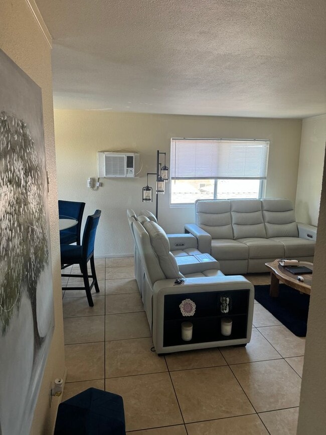 Building Photo - 2 bedrooms 1 bath apartment in El Cajon