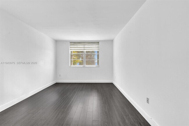 Building Photo - 500 Bayview Dr