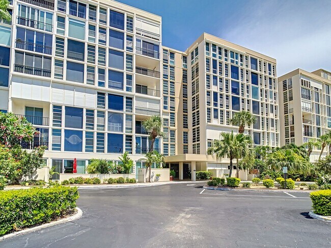 Building Photo - 7400 Sun Island Dr S