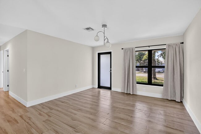 Building Photo - 4329 SW 49th Ct